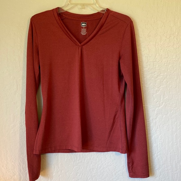 Radiant rust long sleeve poly/spandex blend long sleeve top w/thumb holes by REI - Picture 2 of 6